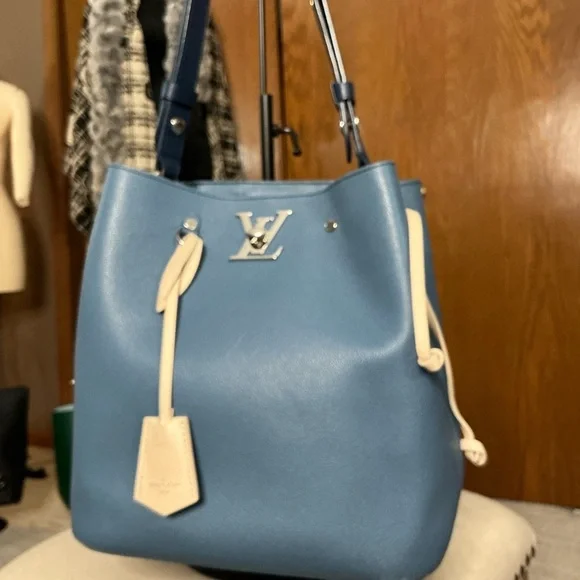 Louis Vuitton Lockme Bucket Bag - Picture 5 of 16